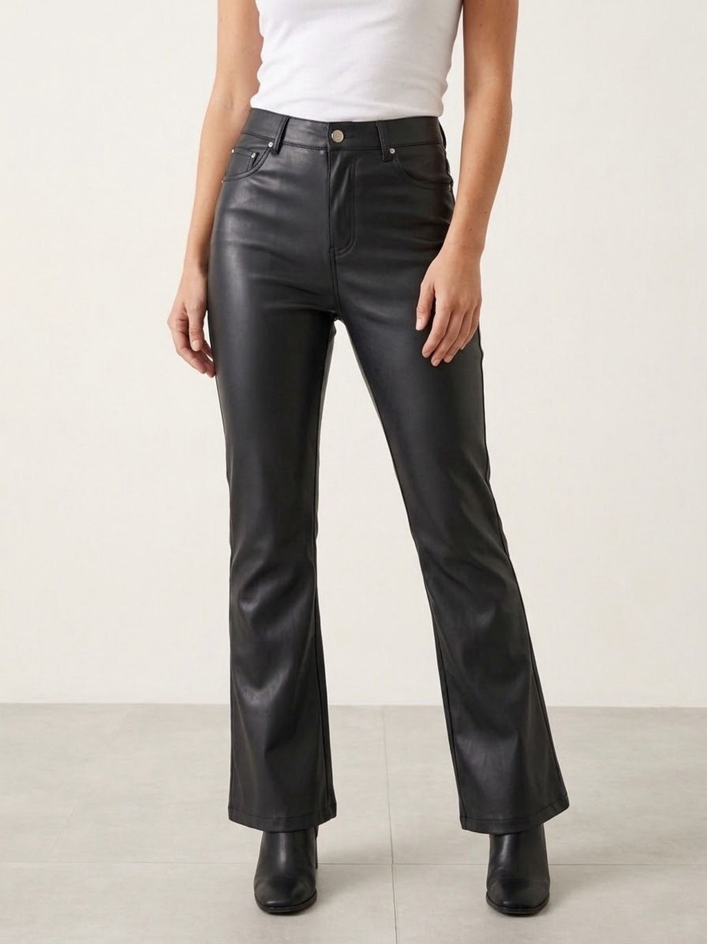     Pantalone donna in ecopelle a vestibilità stretta con fondo leggermente svasato