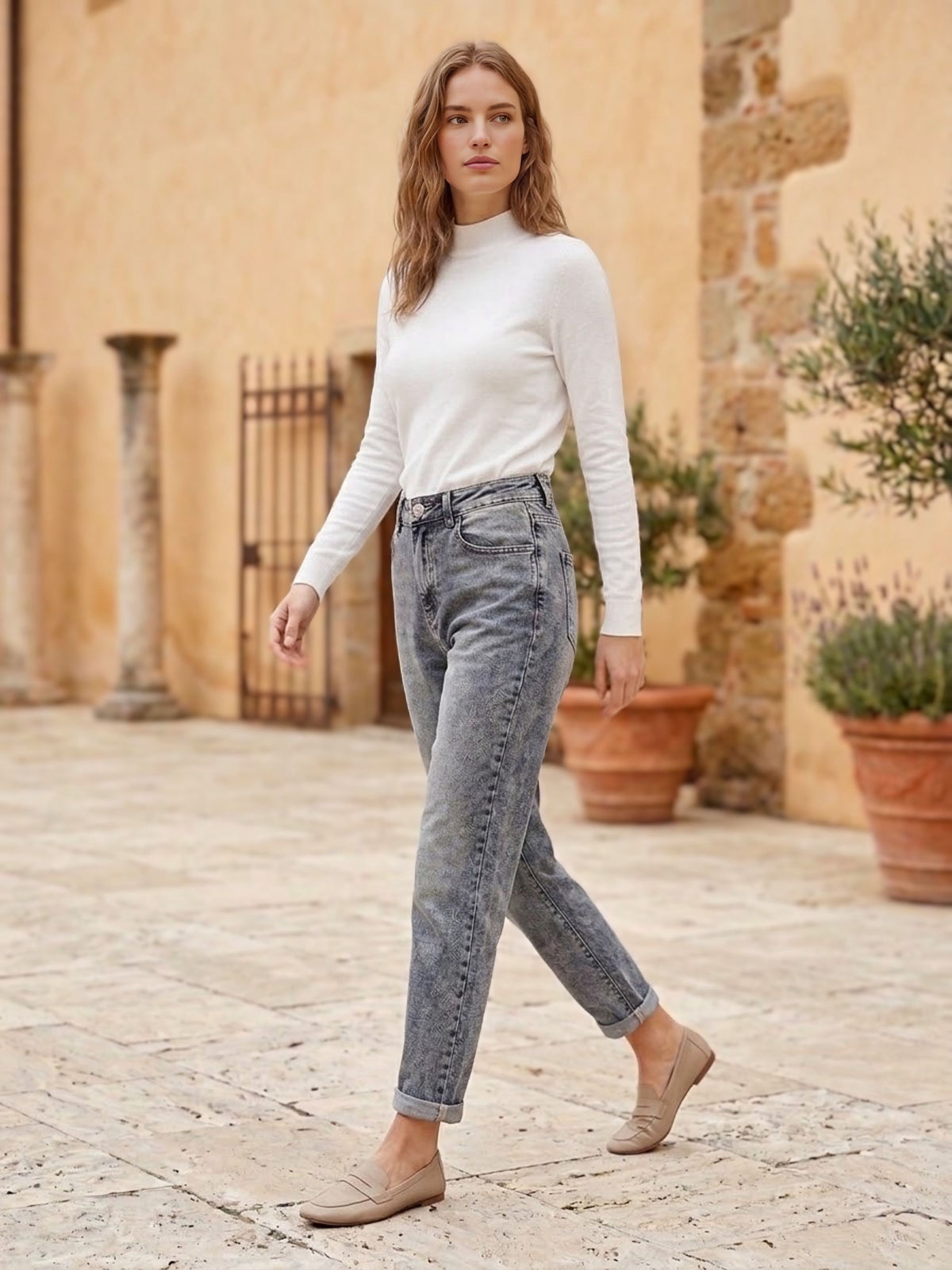     Jeans donna mom fit elasticizzato con vita alta e vestibilità regolare, vista laterale