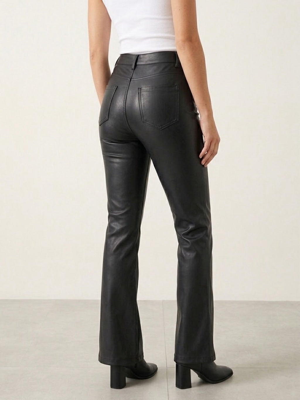     Pantalone donna in ecopelle con vestibilità aderente e fondo leggermente svasato, vista posteriore