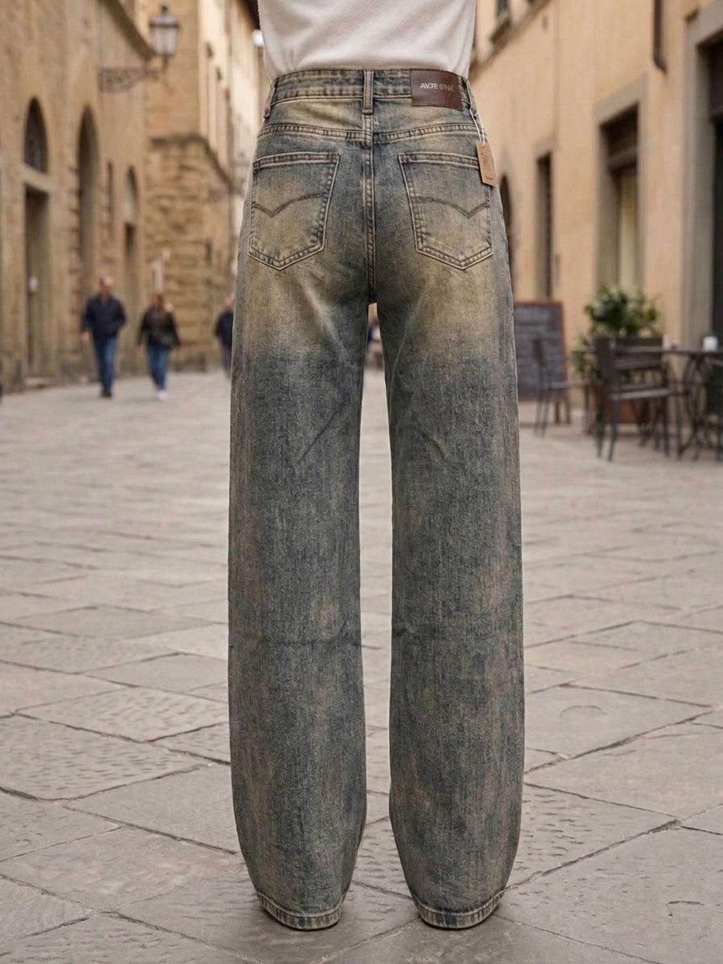 Vista posteriore di jeans a palazzo a vita regolare con tasche sul retro.