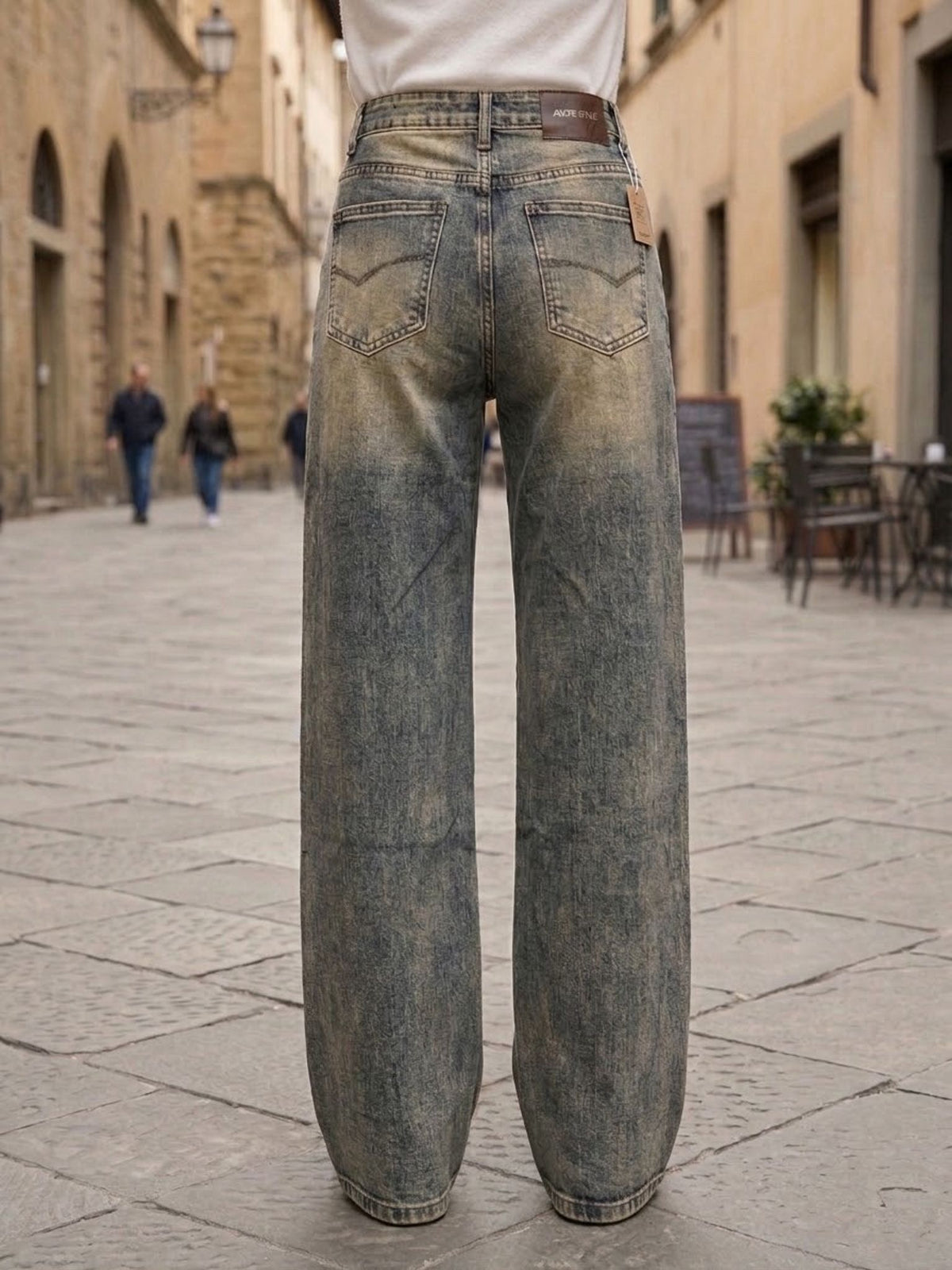 Vista posteriore di jeans a palazzo a vita regolare con tasche sul retro.