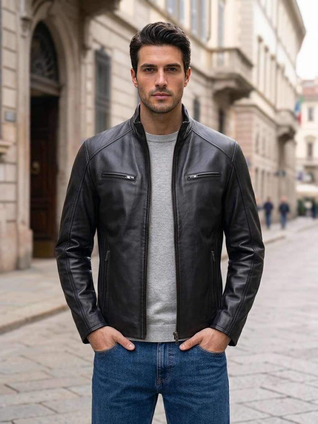 Giacca di pelle nappa nera uomo aperta con maglione grigio - vestibilità regolare