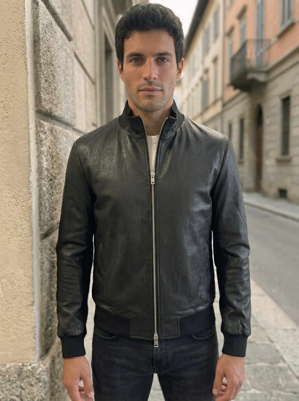 Bomber uomo nero in ecopelle extra soft con zip argento centrale, collo polsi e fondo in maglina e tasche laterali con zip invisibili