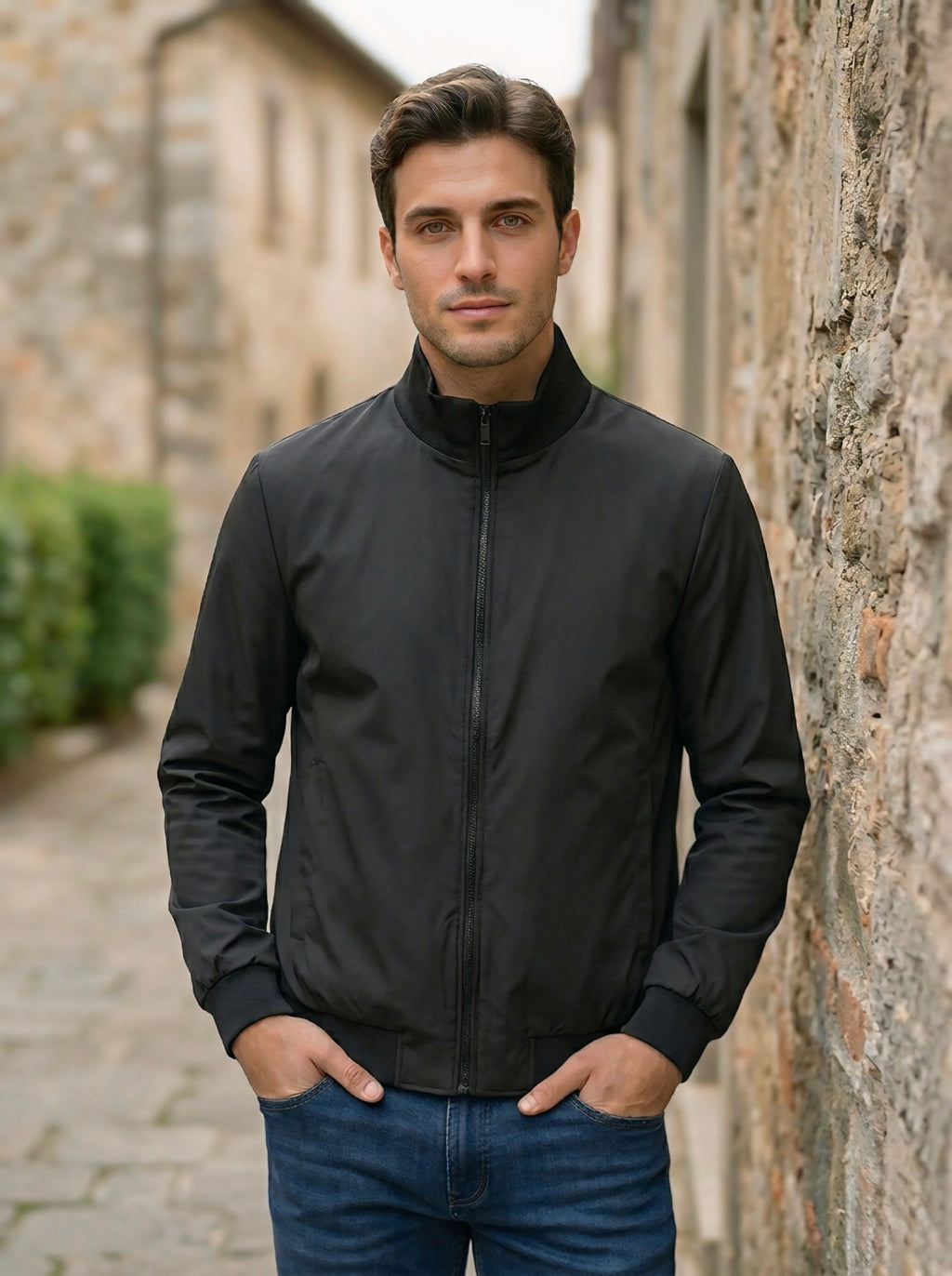 Bomber uomo nero in tela vela con collo e polsini elasticizzati, chiusura centrale con zip coperta e tasche invisibili. Ideale per la mezza stagione