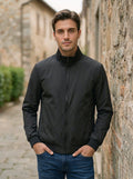 Bomber uomo nero in tela vela con collo e polsini elasticizzati, chiusura centrale con zip coperta e tasche invisibili. Ideale per la mezza stagione