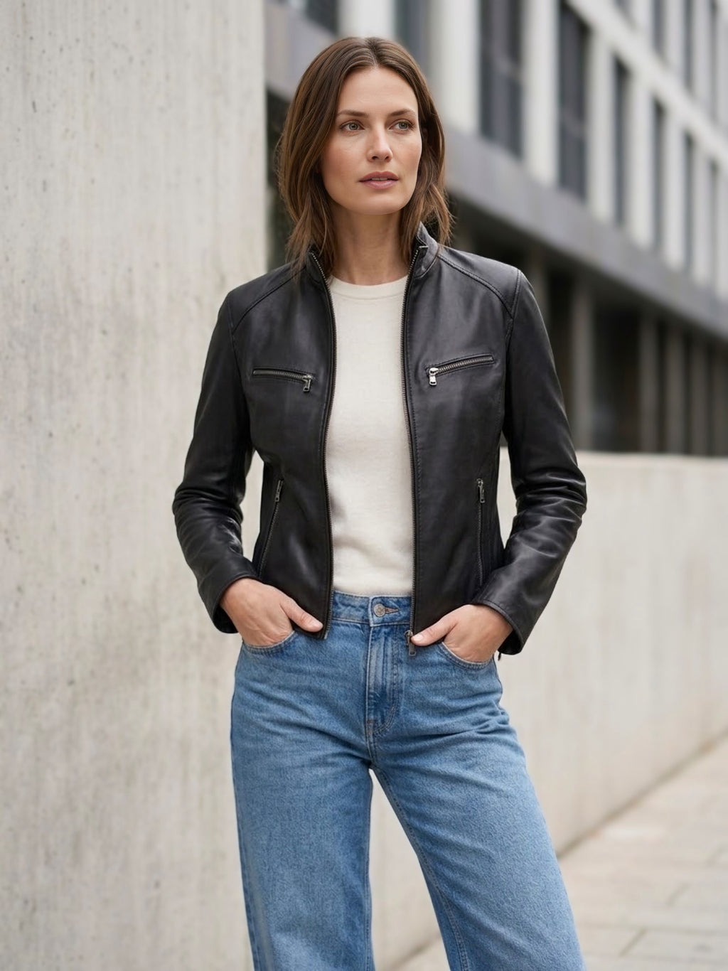 ⁠Giacca in pelle nappa nera Made in Italy vista aperta con vestibilità regolare e taglio sartoriale