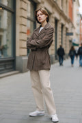 Donna con giacca lunga slim in pelle nabuk marrone sfumata, taglio sartoriale italiano aderente con bottoni