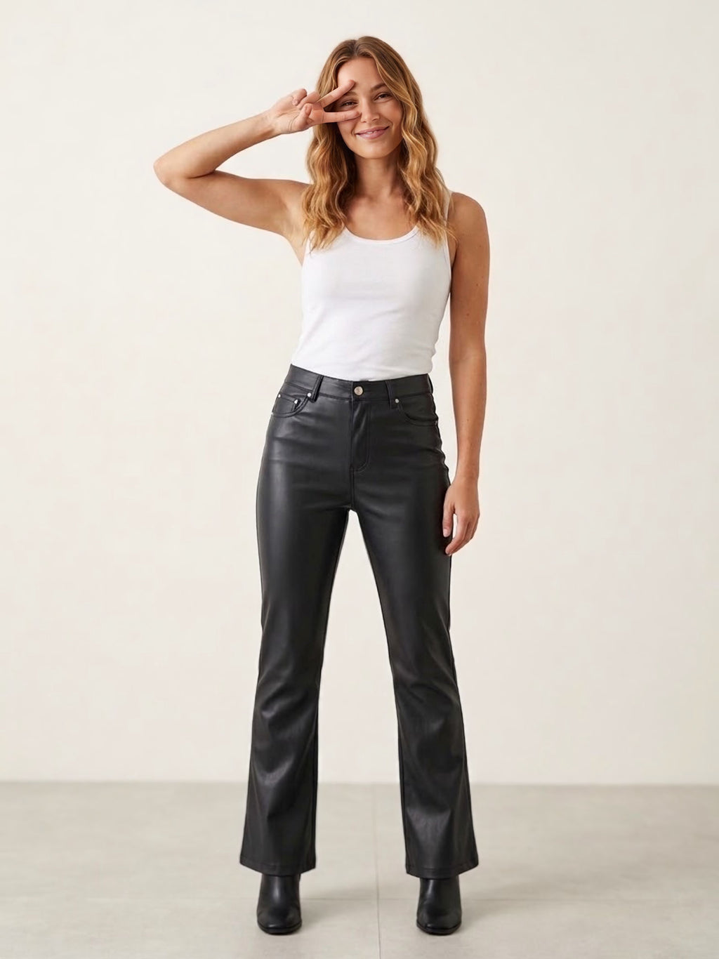     Pantalone donna in ecopelle dalla vestibilità stretta con gamba leggermente svasata, indossato su modello femminile