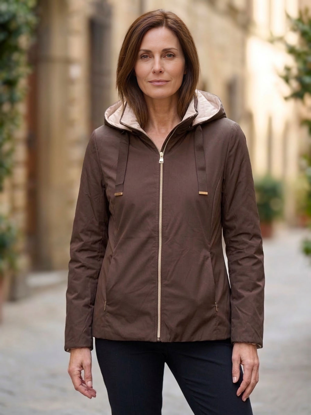     Dettaglio del giubbino donna reversibile marrone con lato trapuntato e chiusura con zip