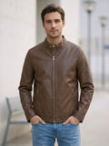 Giacca uomo in ecopelle marrone slim fit con texture stropicciata, cerniera centrale argento e tasche laterali con zip.