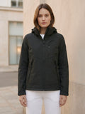 Giubbino nero in tela vela ultraleggero con elastici laterali per effetto bomber e cappuccio staccabile.