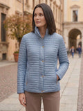 Giubino_trapuntato_da_mezza_stagione_con_cuciture_orizzontali_chiusura_con_zip_e_bottoni_e_dettagli_color_oro