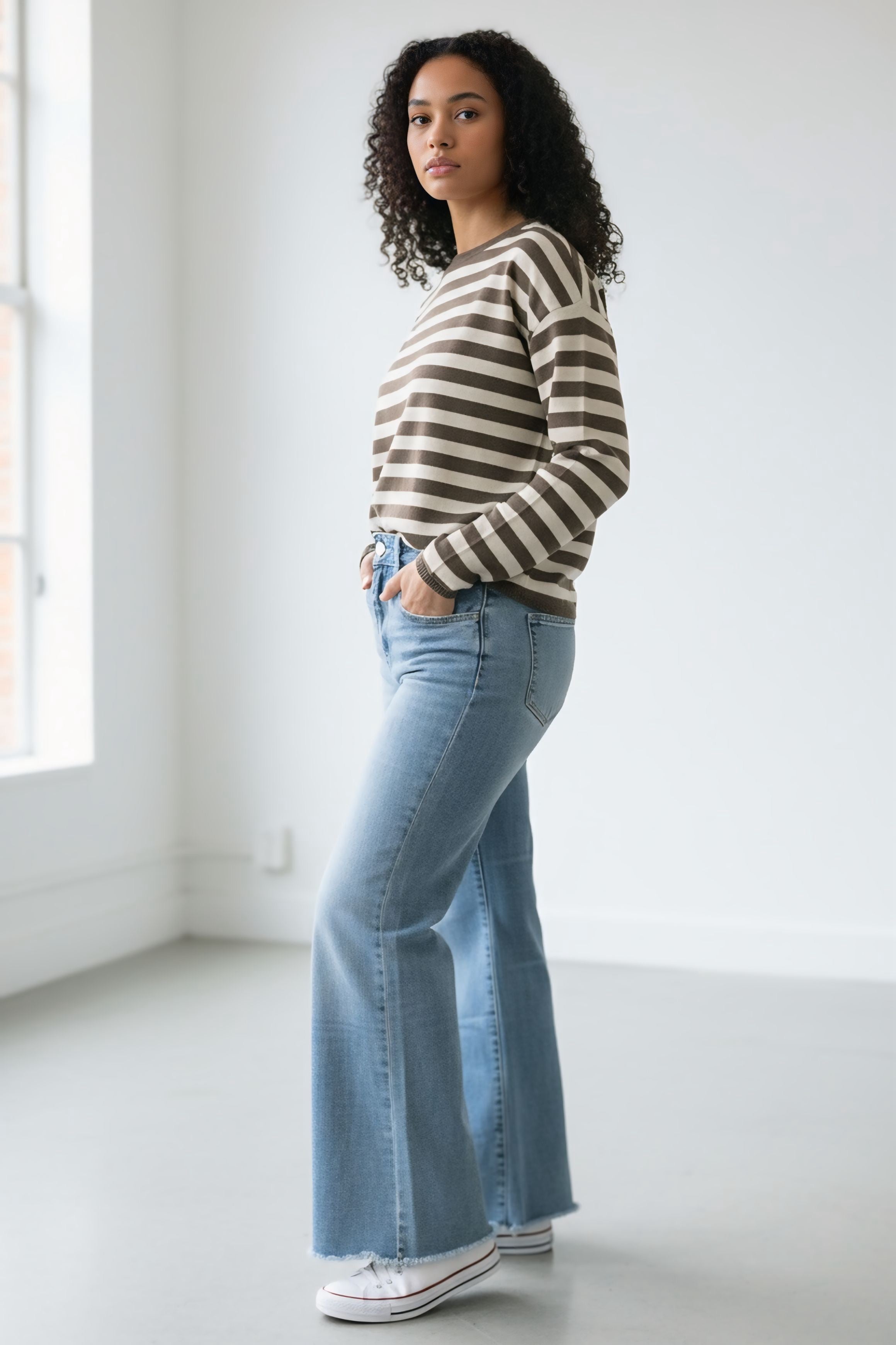Jeans Wide Leg azzurro denim - Gamba larga a vita alta con orlo a taglio vivo