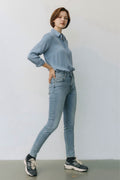 Jeans slim fit azzurro chiaro denim elasticizzato - Taglio aderente vista frontale
